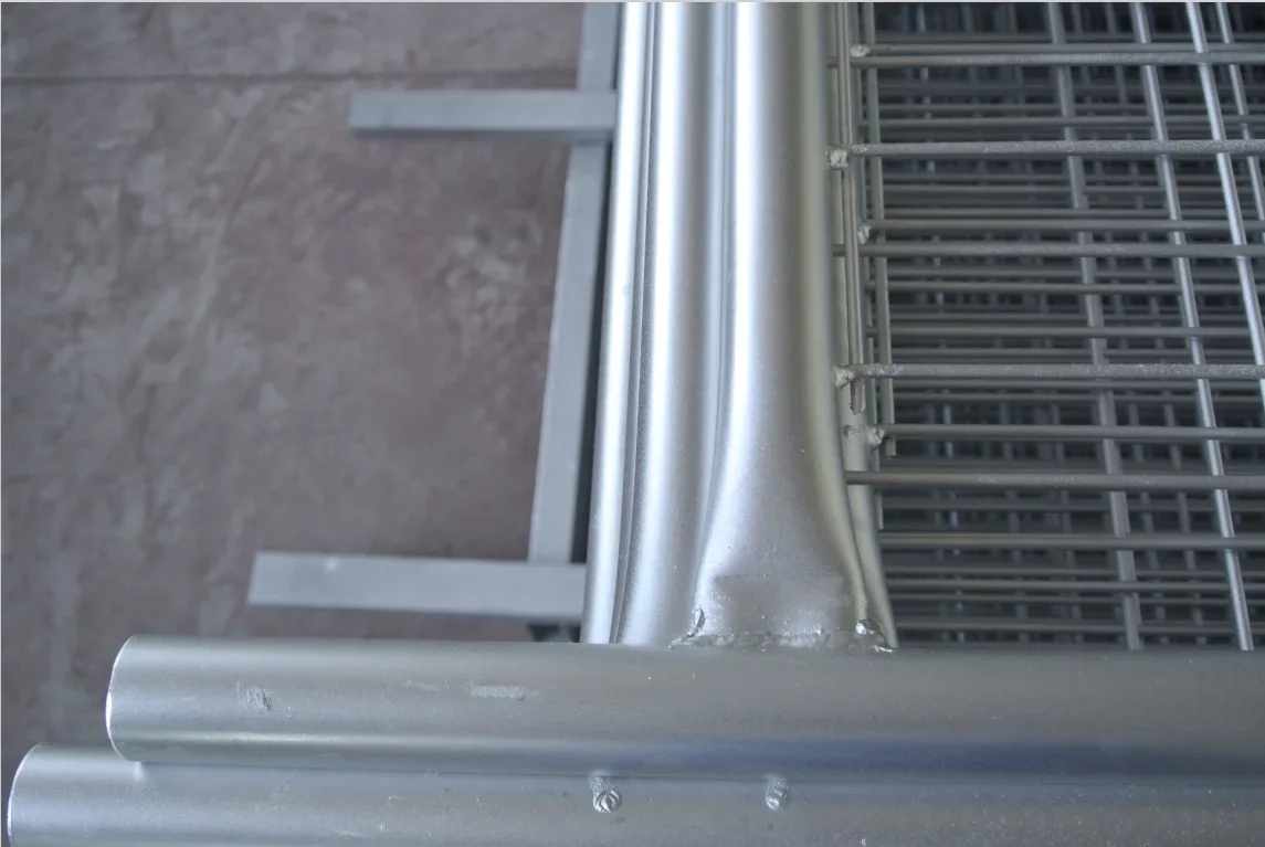 Portablele temporary movable wire mesh fence