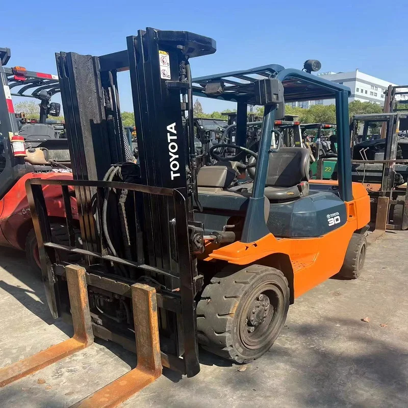 Used 3 ton Toyota FD30 forklift trucks for cargo handling selling well in Malaysia