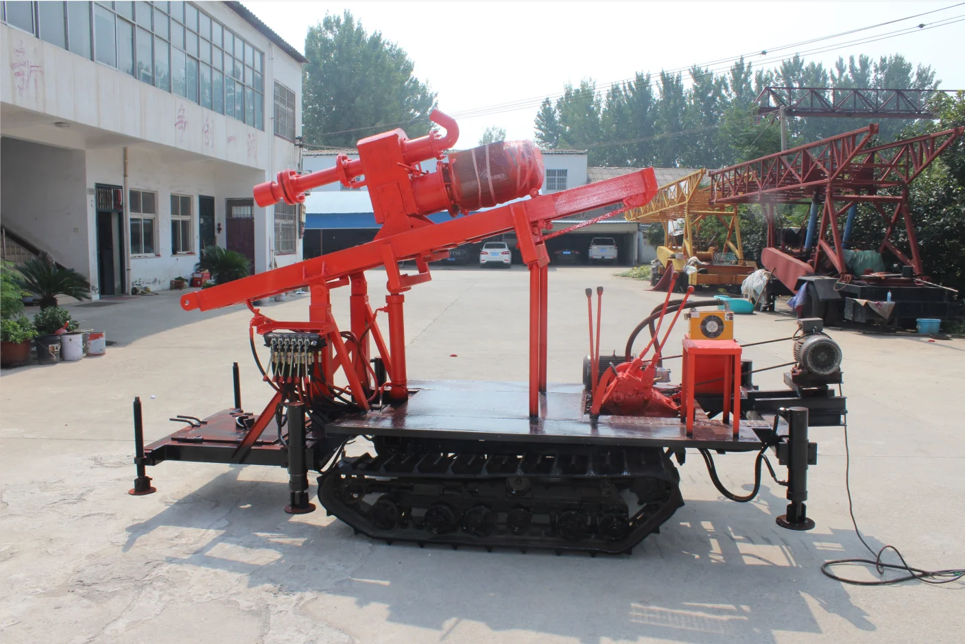 Professionally manufacture 25 hp fuel-efficient crawler hydraulic diesel 150m water well drilling rig
