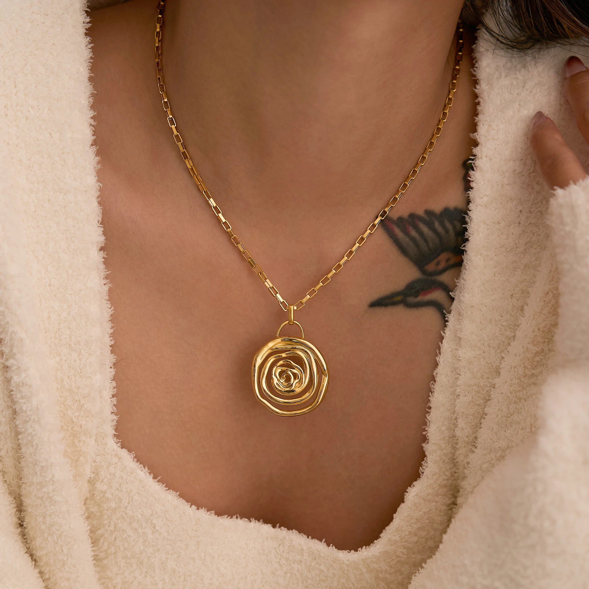 2024 Dazan New Winter Ins 18k Gold Plated PVD Stainless Steel Boho Exquisite Polished Swirl Pendant Box Necklace For Mom Gift
