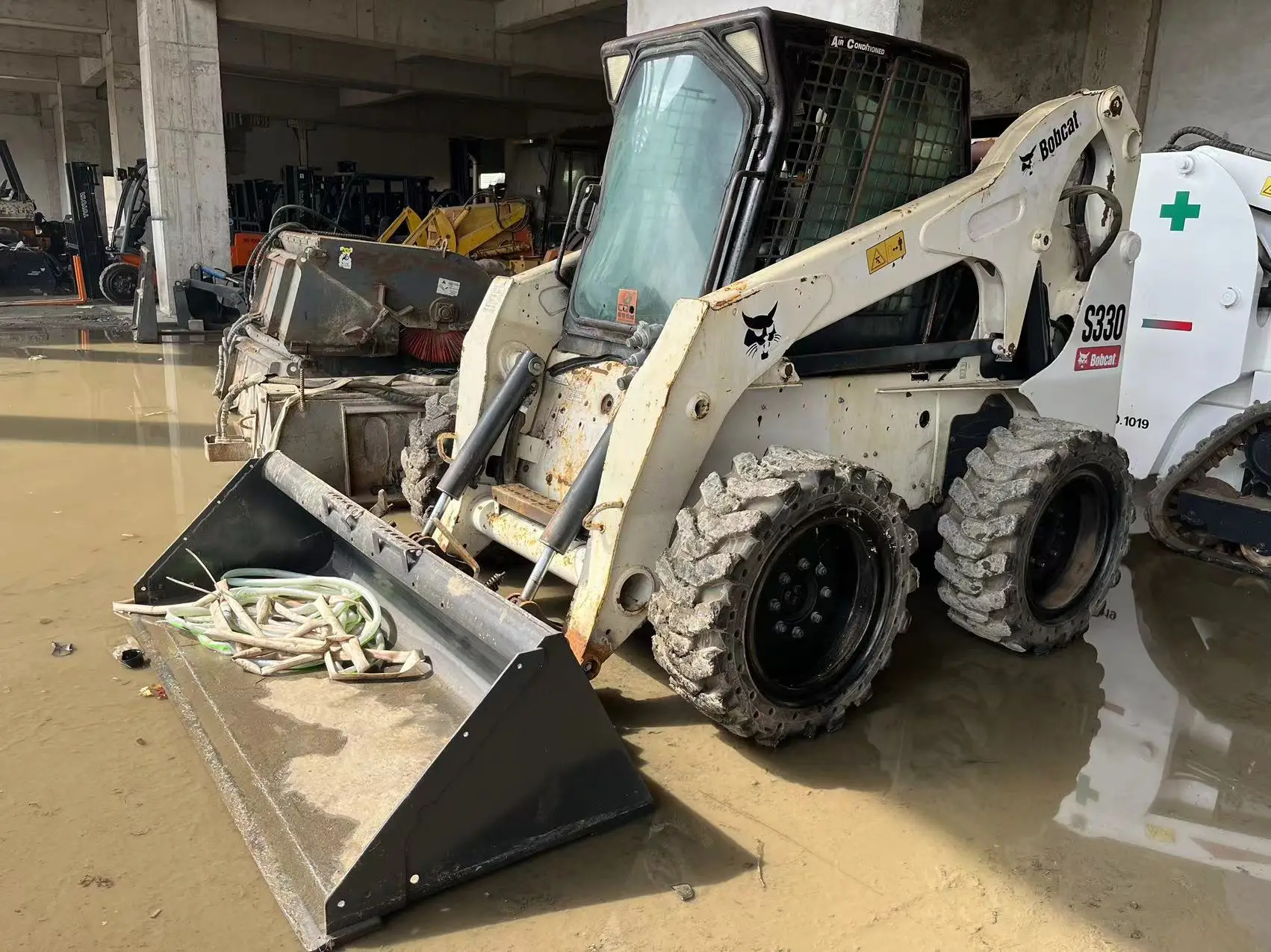 Second hand Bobcat compact skid steer loader classic model S300 S330 ready to ship