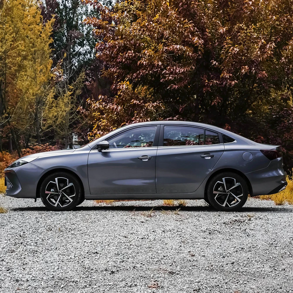 Roewe i5 2023 1.5L ручная превосходная версия семейный седан отличный двухэкранный бензиновый автомобиль