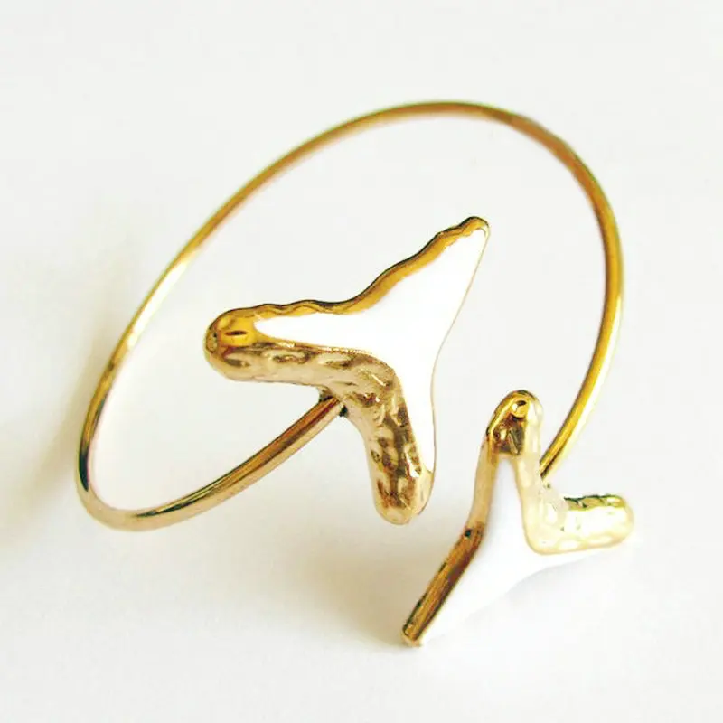 Fashion jewelry enameled shark tooth bangle bracelet