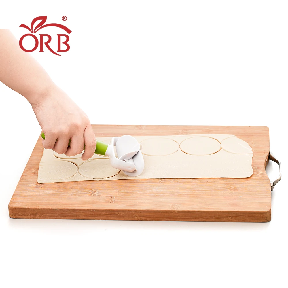 Kitchen multifunction hand held manual rolling circle cutter for dumpling wrapper