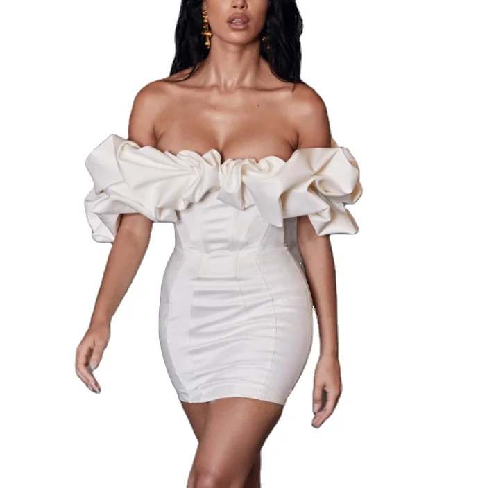 A flounces strapless dress with strapless