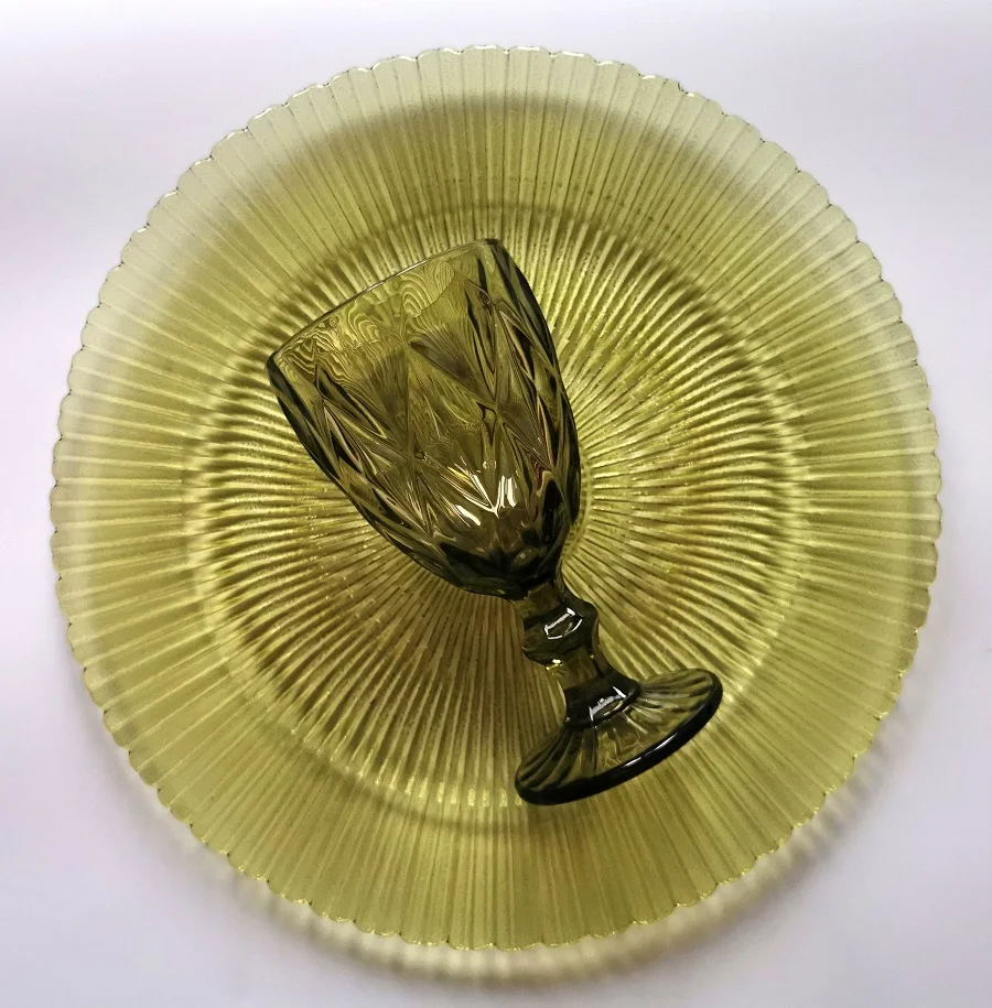 INT Tableware multi colored glass wedding charger plate scalloped ray embossed chargers decoration for wedding