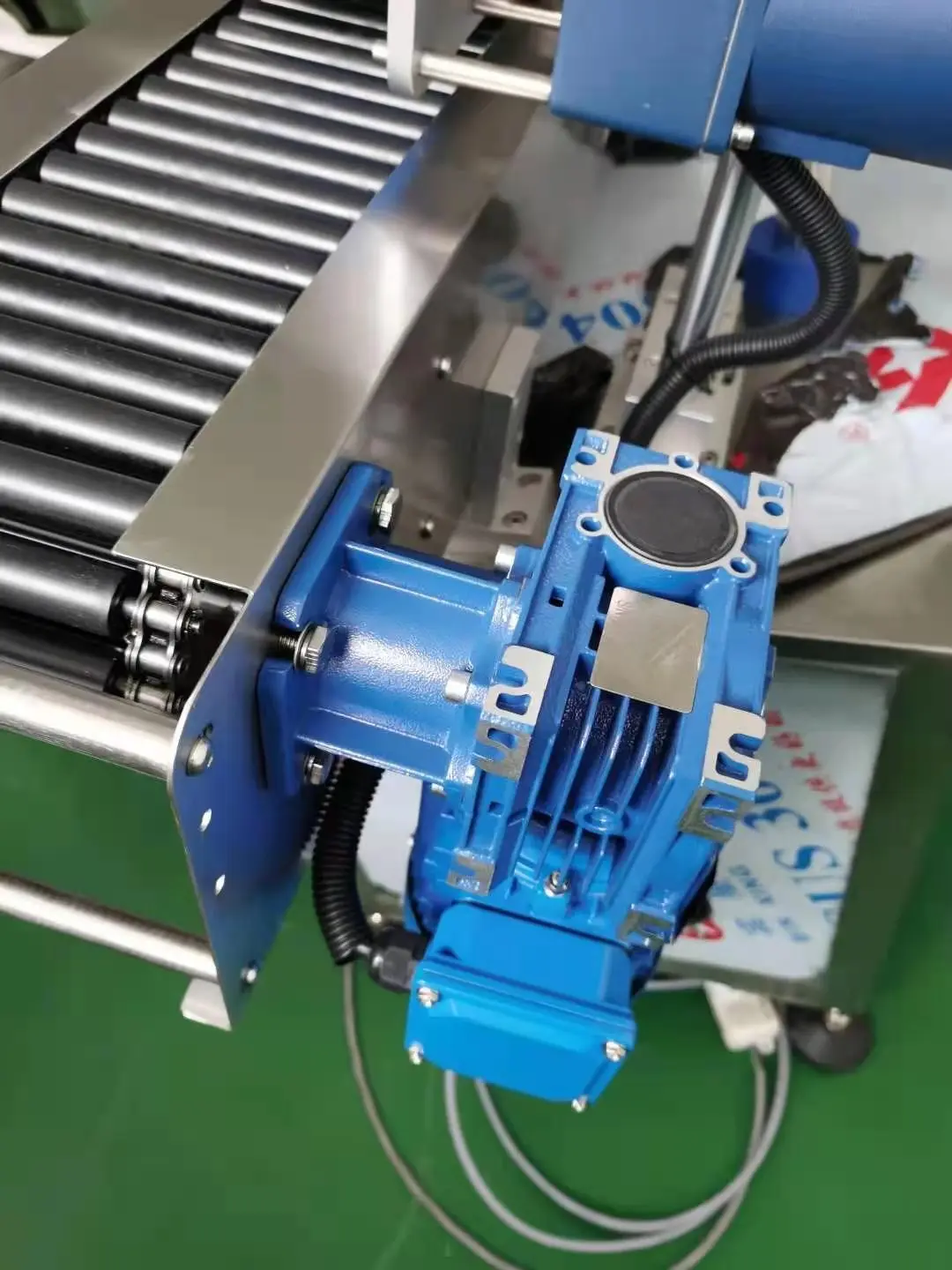 
Factory direct Automatic shrink sleeve label machine,essential oil labeling machine,wash care label printing machine 