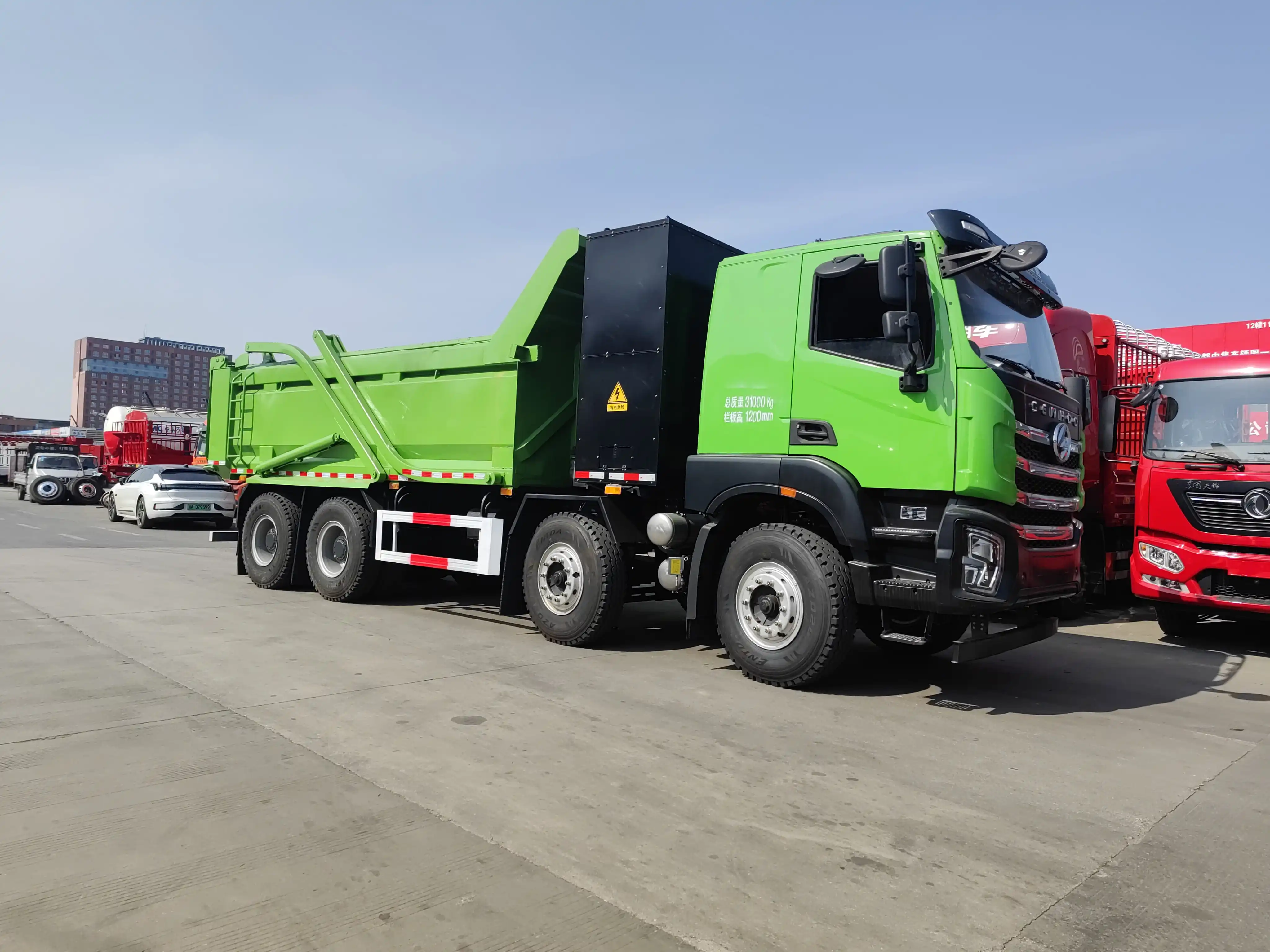 Spot supply China truck 8*4 truck container 5.8 meters freight truck