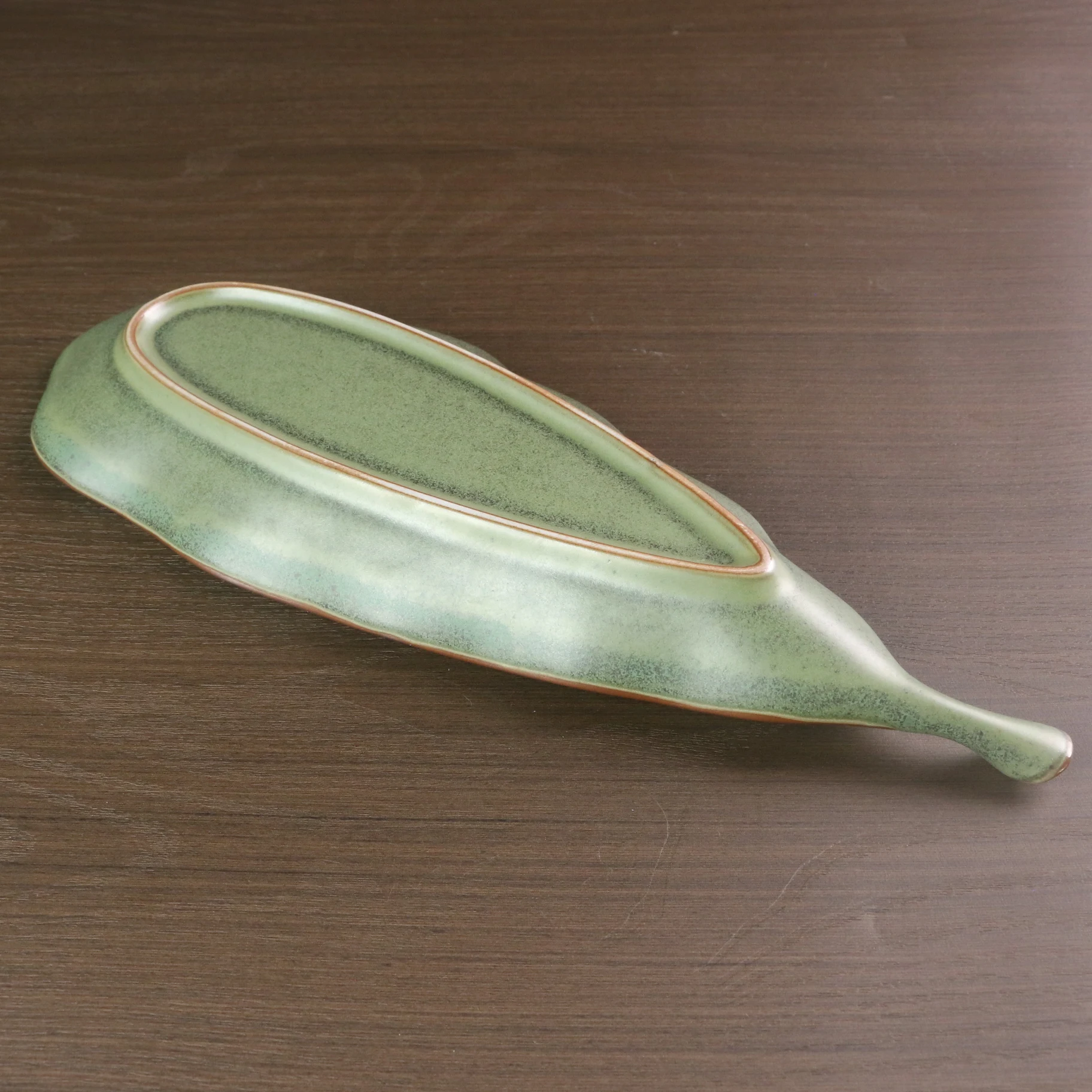 Wholesale custom restaurant creative bamboo green leaf shape design ceramic snack dishes plates porcelain sushi plate
