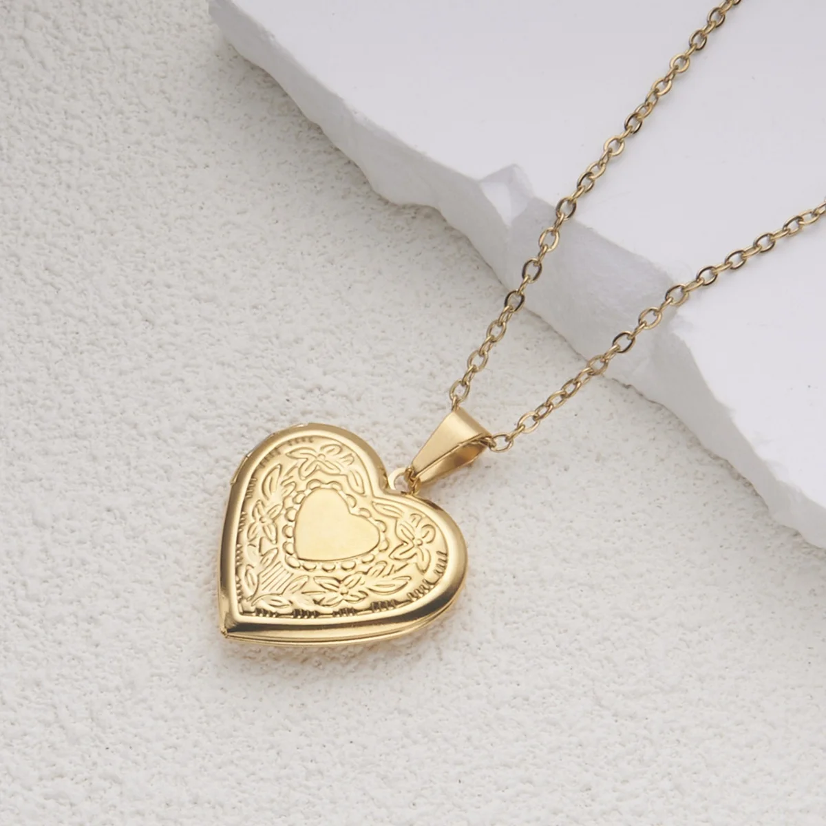 2024 Texture Women Album Box Gold Plating Retro Stainless Steel Love Heart Photo Frame Locket Pendant Necklace