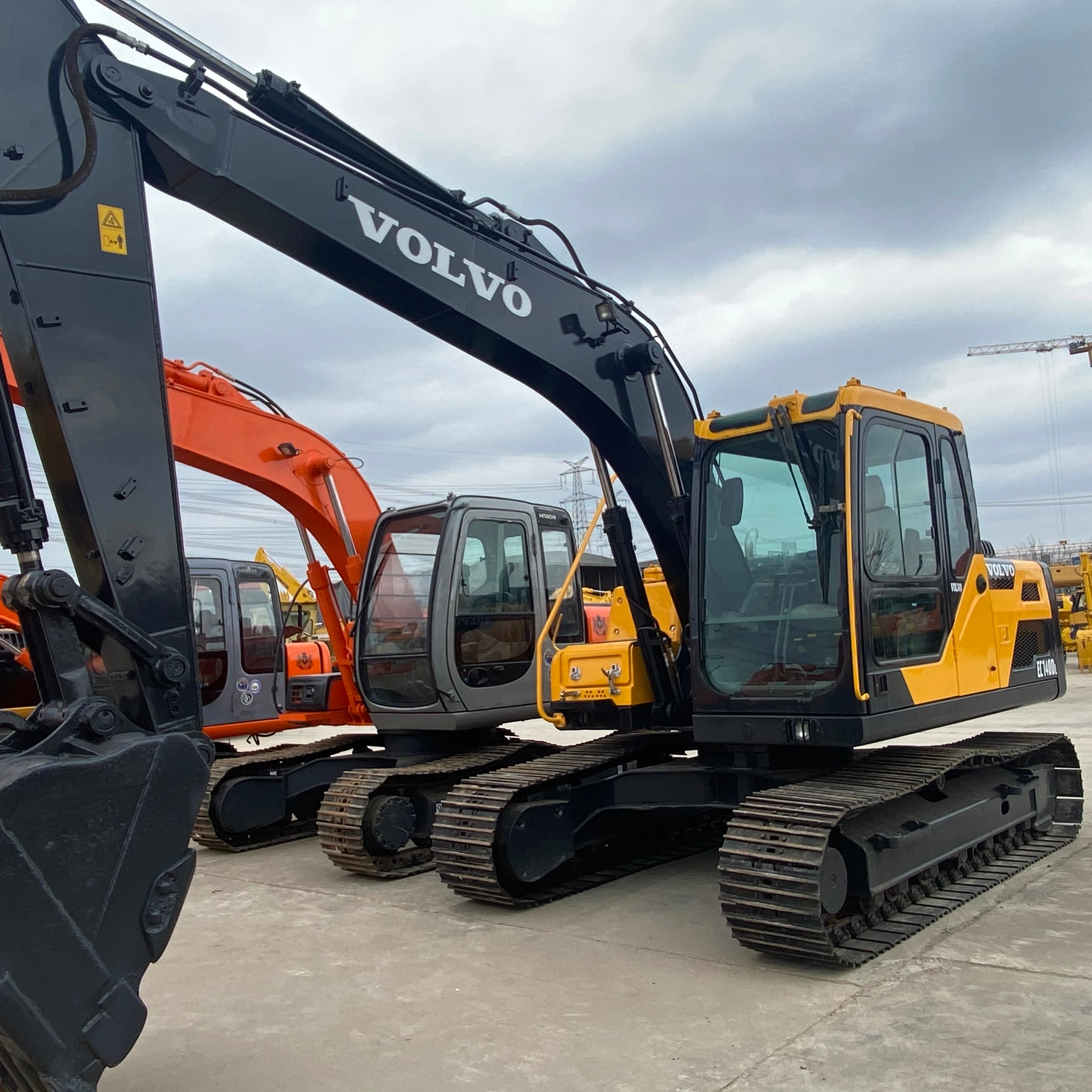 A used second-hand excavator earth-moving machinery Volvo EC140DL price of sale