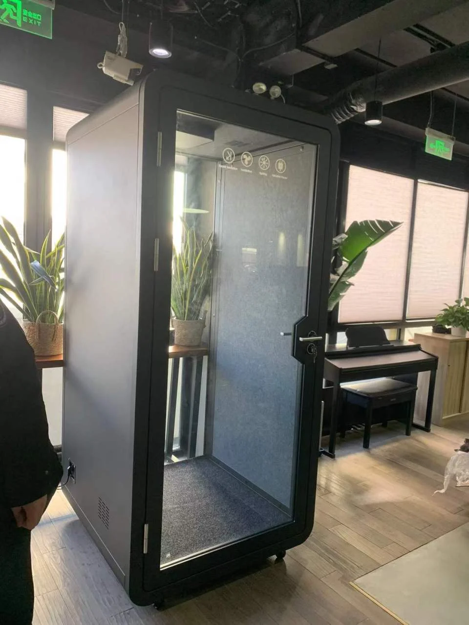 Black portable soundproof office pod single silent booth office popular japanese office pod