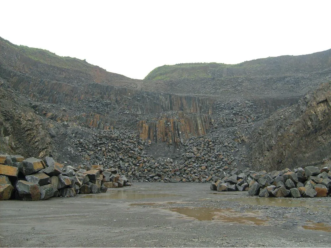 black granite quarry rough blocks supplier for cutting slab and tile of exterior flooring pavers