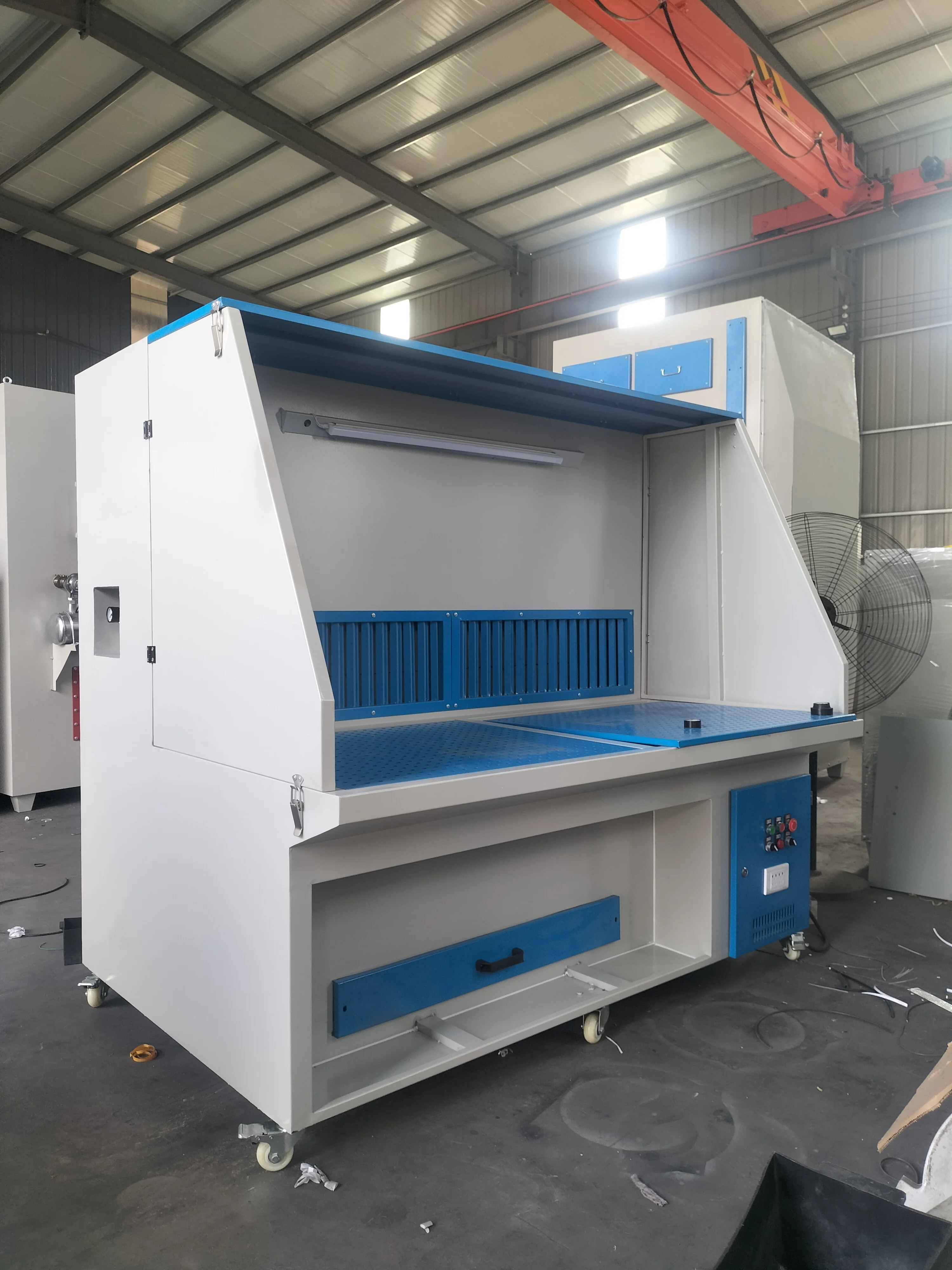 Movable efficient grinding and polishing table pulse dust removal