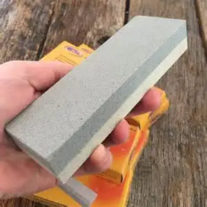 Зеленый корундовый точильный камень для ножей на кухне