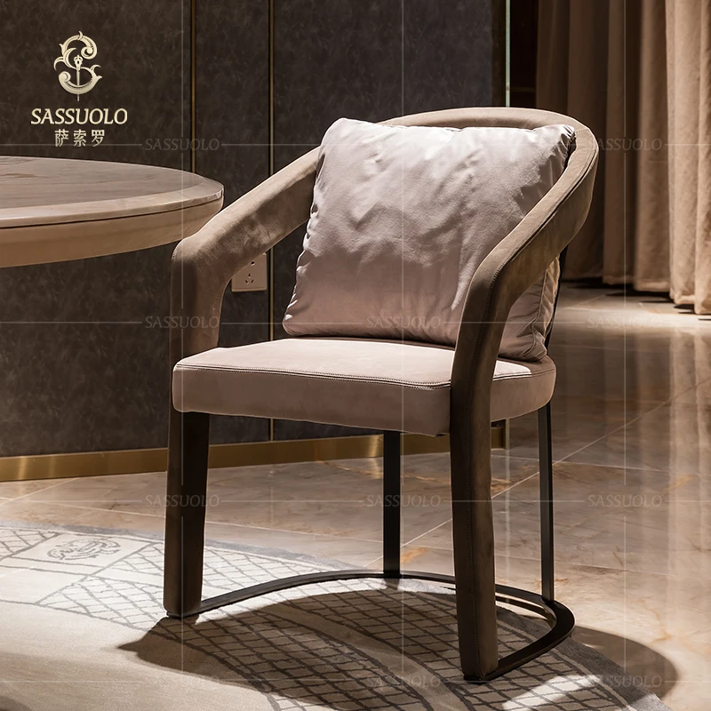 
Sassuolo Modern Leather Armrest Dinning Chairs with Feather Pillow Dining Chair Dining Room Furniture Home Furniture Metal Soft 