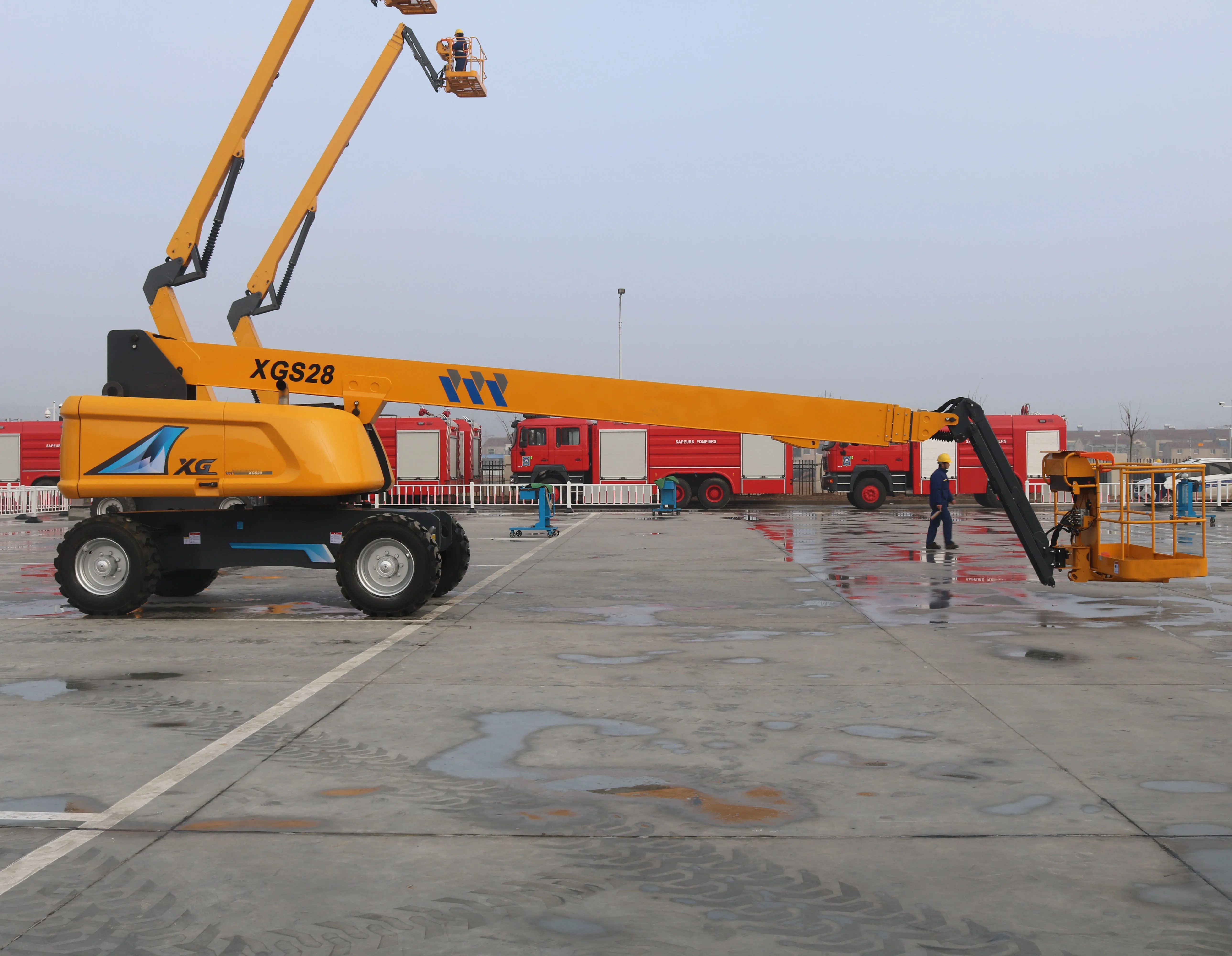 Self-Propelled Telescopic Lift Platform 28M Payload  Mobile Elevated Work Platform XGS28