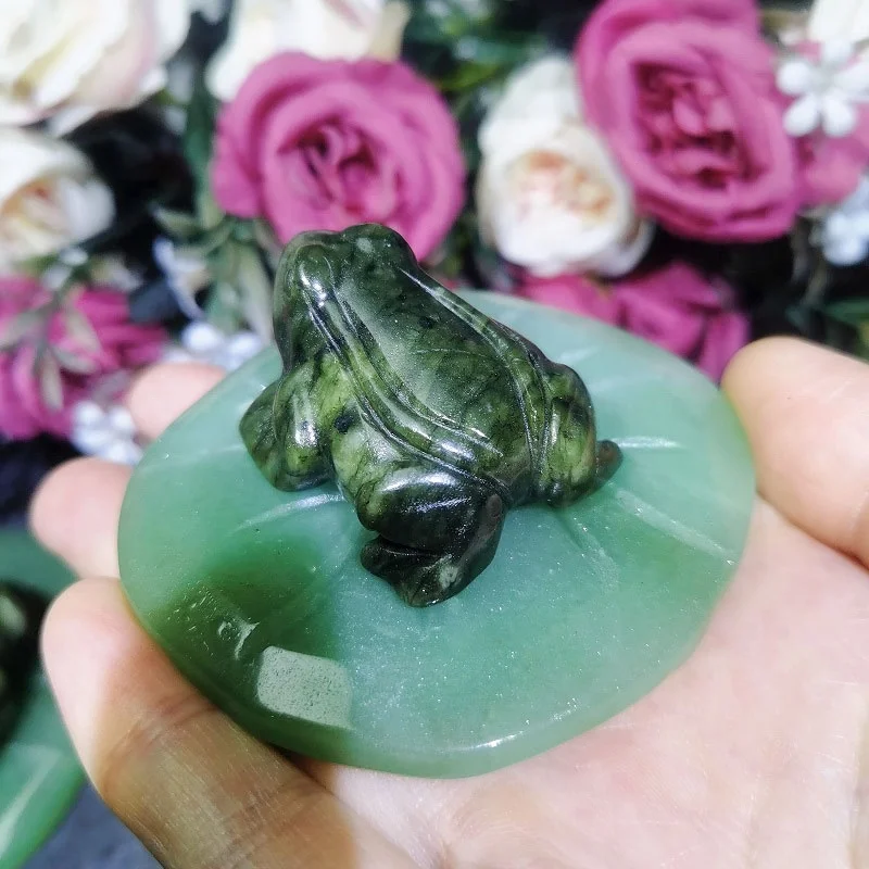 Popular crystals carving craft xiuyu jade frog on green aventurine lotus leaf