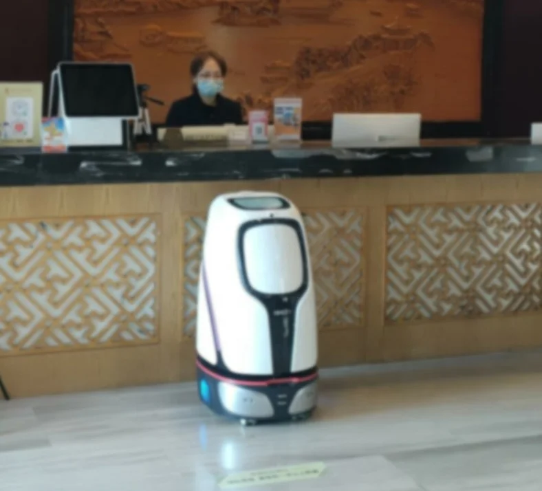 Intelligent delivery robot helps the delivery hotel to welcome guests and deliver goods