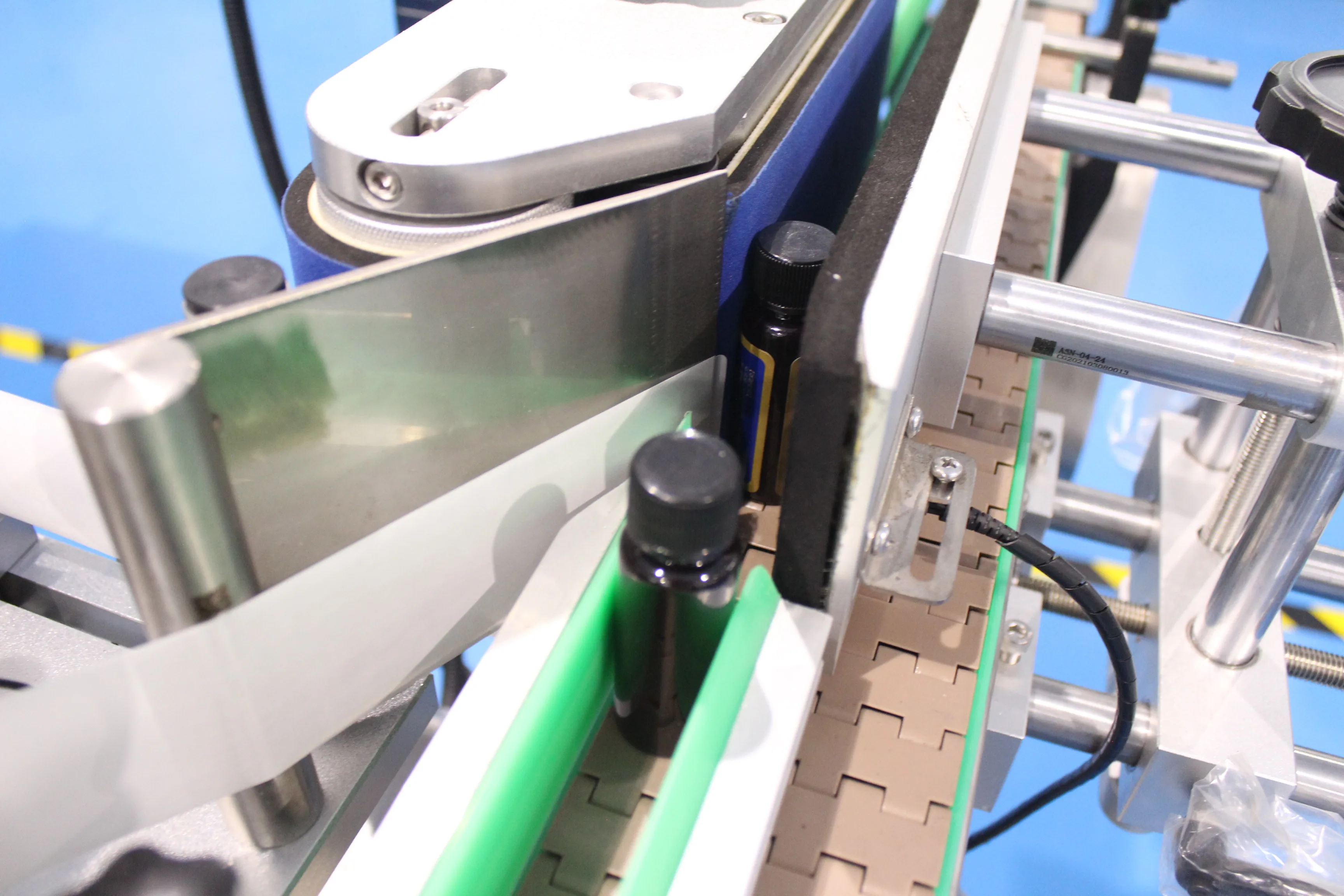 Automatic Plastic Pet Round Bottle Glass Jar Labeling Label Sticking Machine