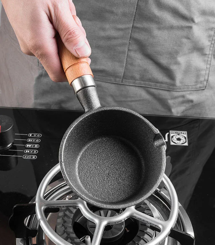 Hot oil skillet wooden handle splash oil god cast iron mini iron skillet household omelette pan