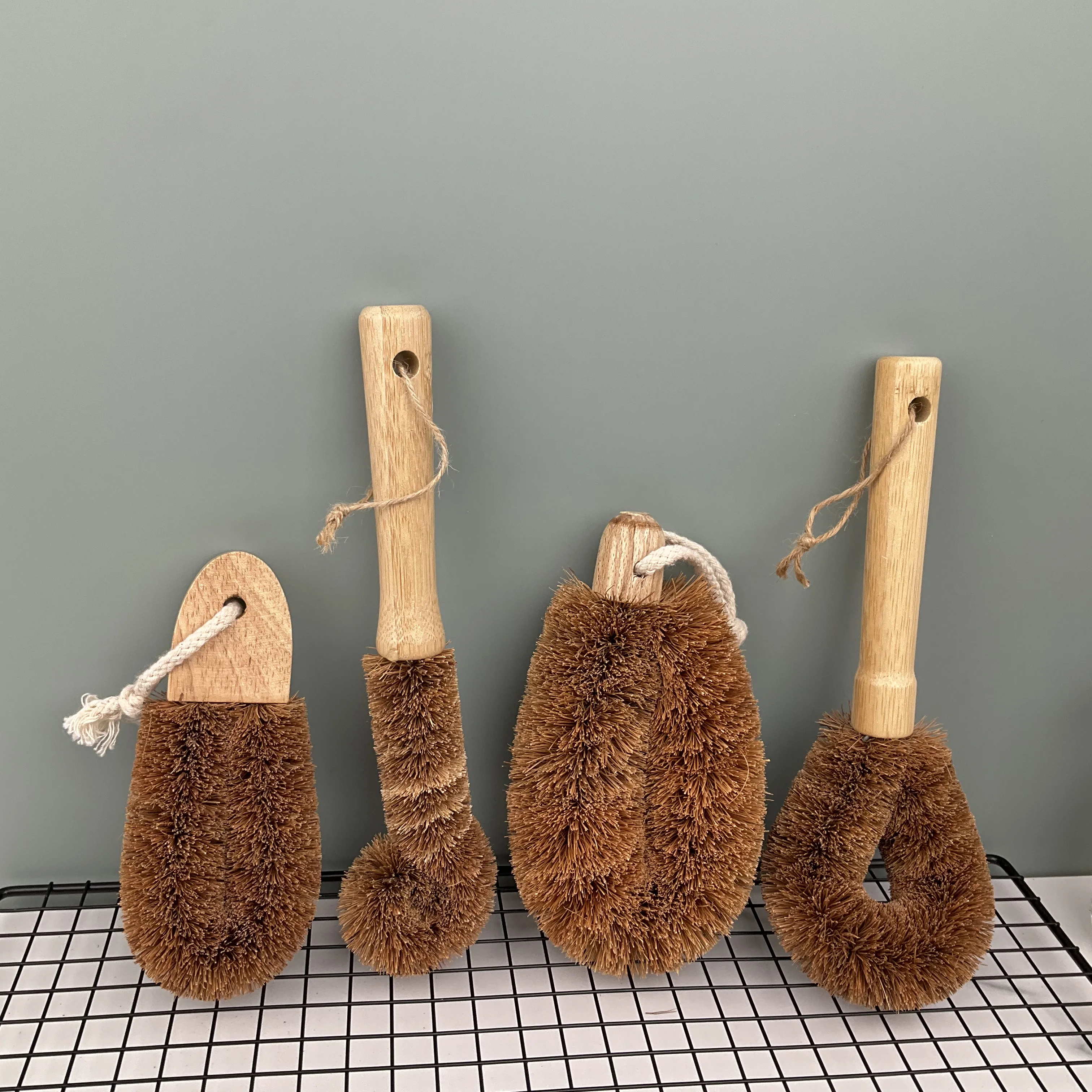 OEM /ODM Kitchen Brush Scrub Set with Bamboo Handle and Coconut Fibers Bristles Vegetable /Bottle Dish Pot Cleaning Brush