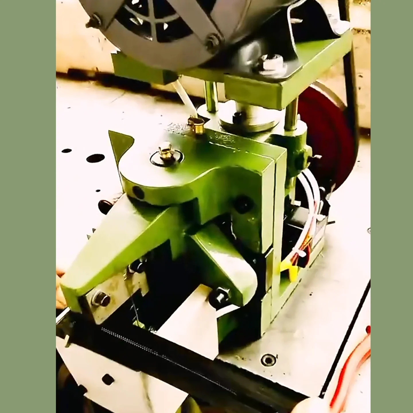 Полуавтоматическая машина для резки с открытой застежкой-молнией металлической