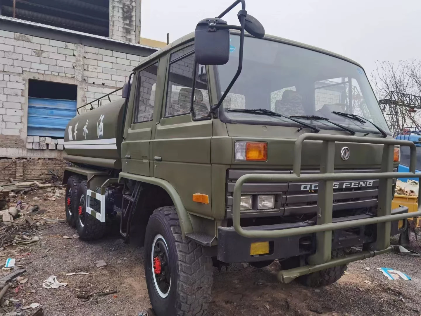 Автоцистерна для воды на 12 куб. См, 6x4 водонагревателя, внедорожного типа Dongfeng, 6-колесный двигатель Cummins