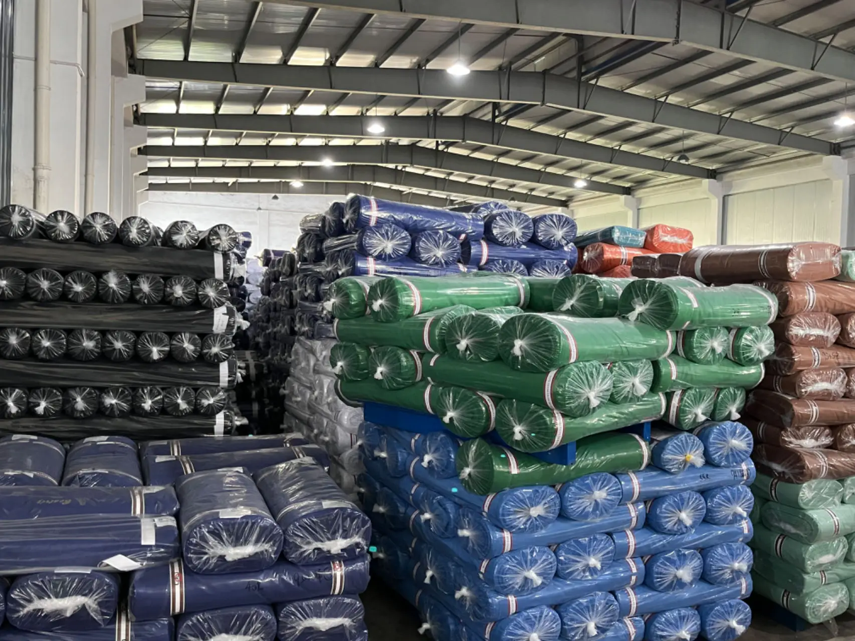 Factory direct supply of 100% polyester gold cloth for sportswear and work clothes