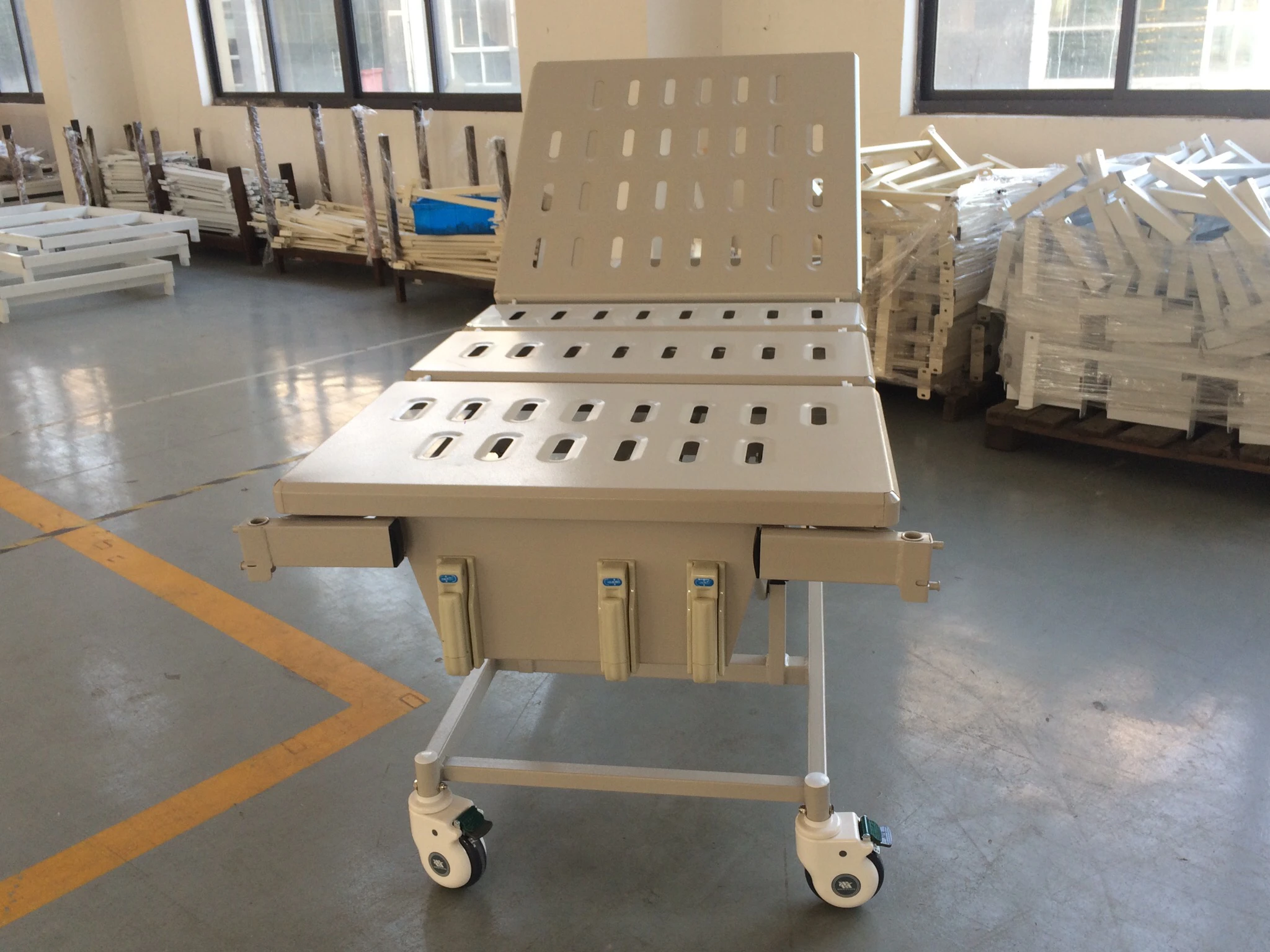 YC-3618L Warranty 2 Years Factory 3 Cranks Manual Hospital Bed Hospital Equipment 3 Function Mechanical Bed