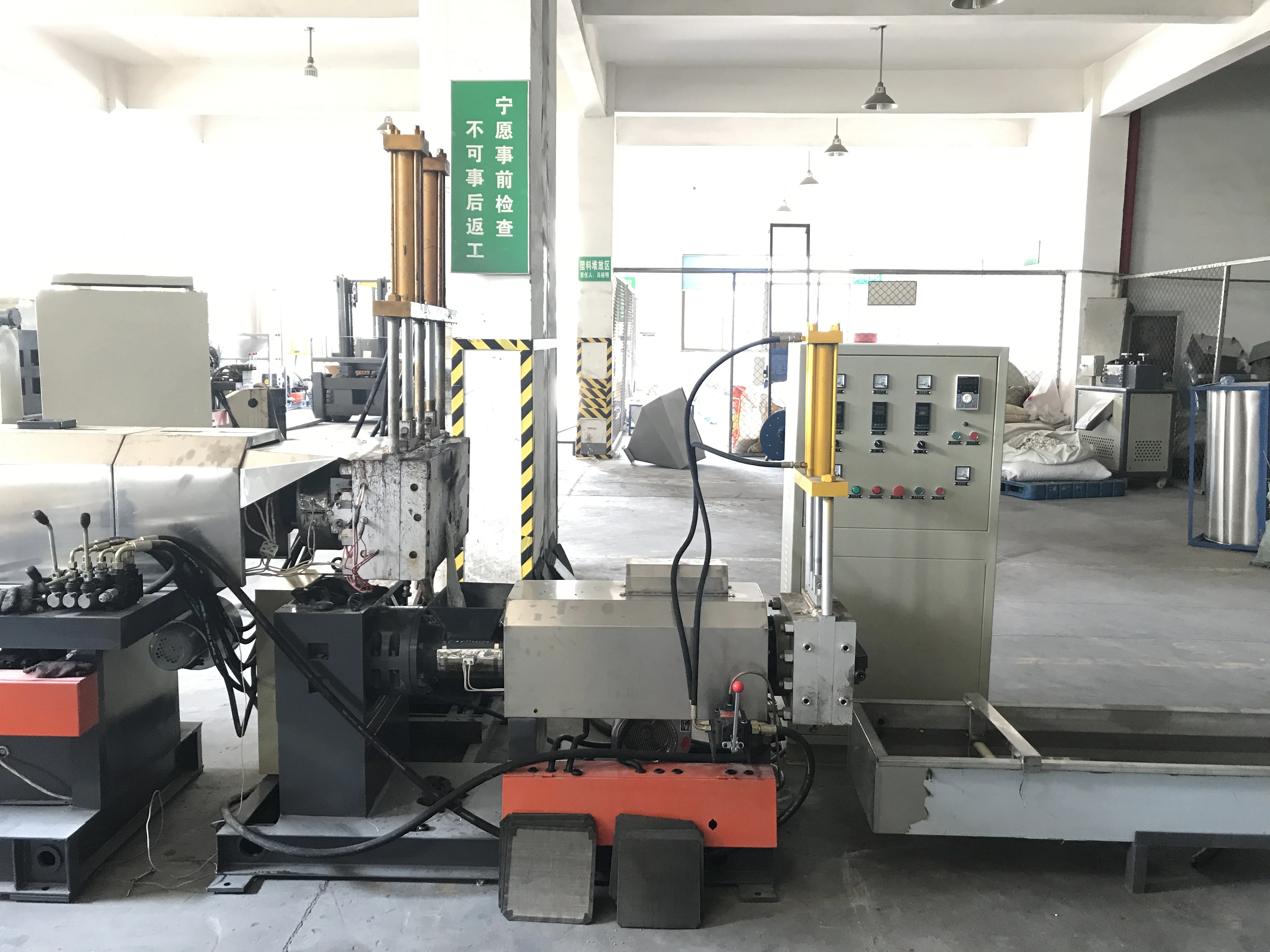 Хорошее качество, Прямая поставка с завода, бутылки из ПЭТ, перерабатываемые Полиэфирное штапельное волокно, машина для производства Болгарии