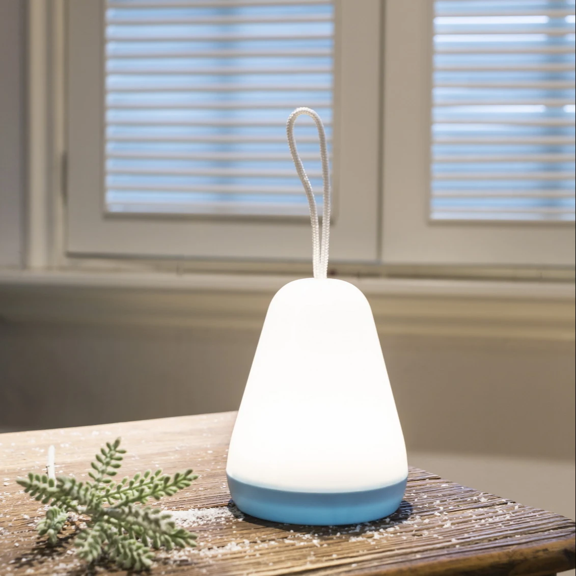Kanlong Nordic Custom Portable Plastic Battery Operator Home Decorative White Desk Bed Side Night Light Table Lamp For Sale
