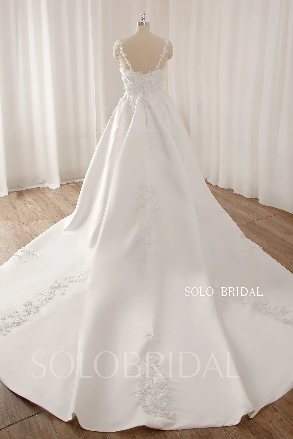 Real High Quality Satin Long Train Sweetheart 3D Appliques Flowers Straps Ball Gowns Wedding Dresses