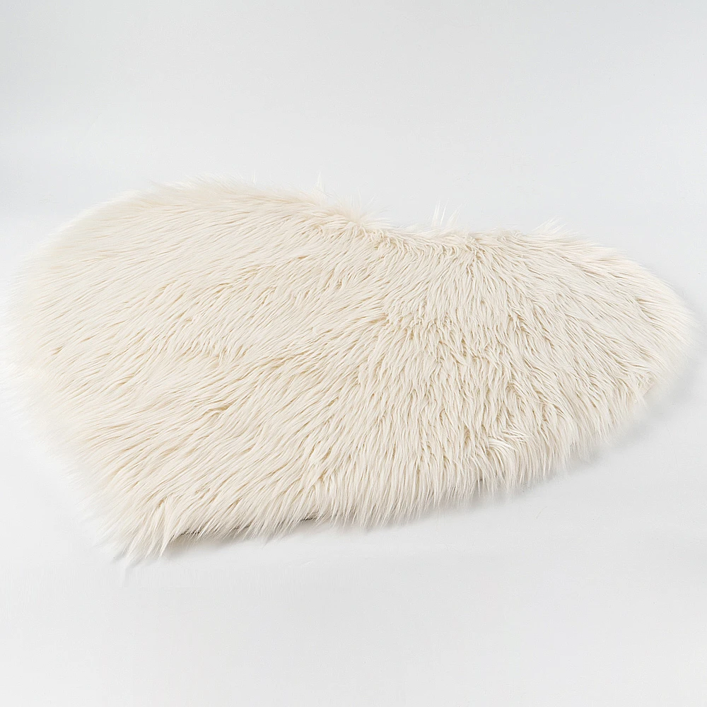 Super Soft Cute Shape in Heart Lovely Area Rug Indoor Faux Rabbit Fur White Fluffy Carpet for Bedroom Bedside Mat
