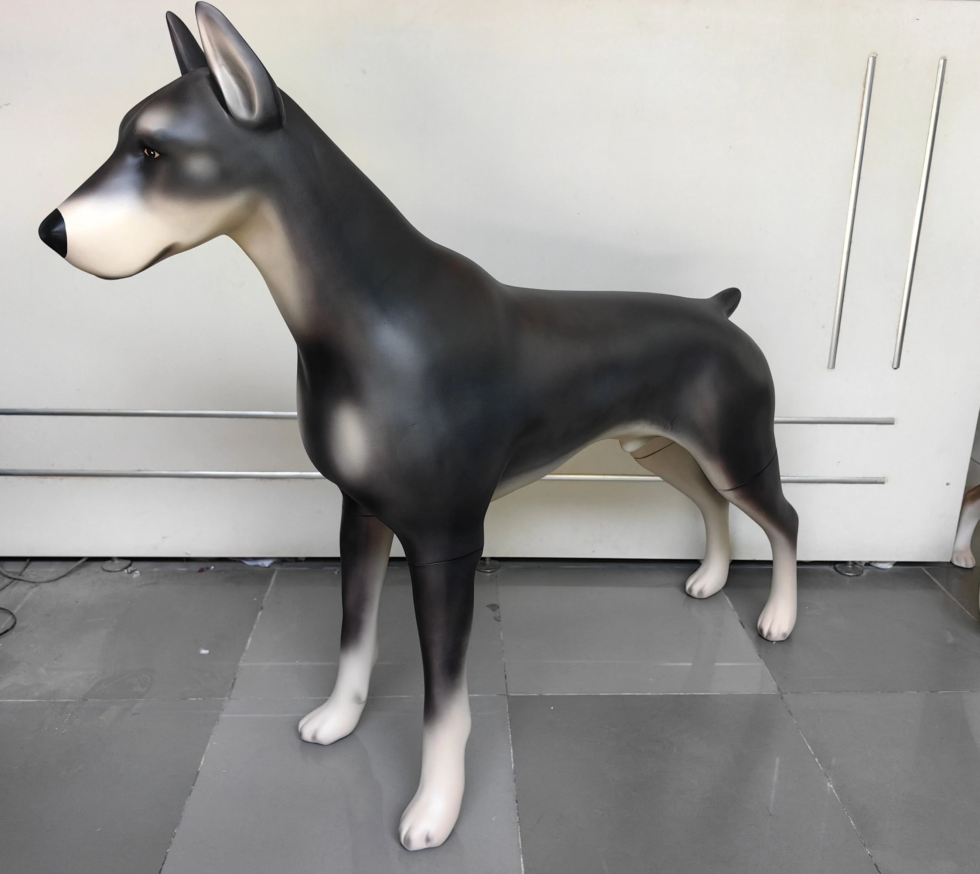Новый Dober Классная модель собаки Стекловолоконный доберман в натуральную величину тканевый дисплей для домашних животных манекен из стекловолокна манекена собак