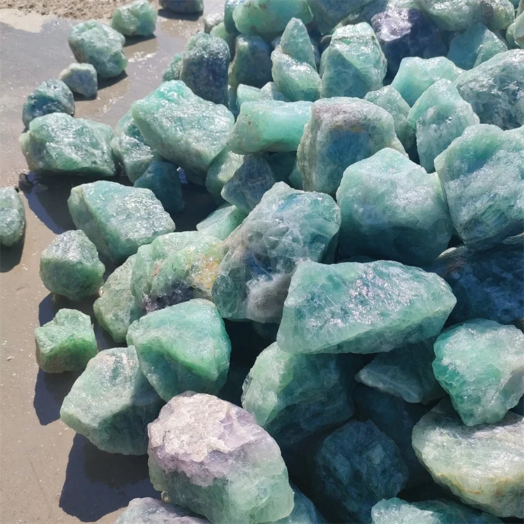 Wholesale Demagnetized crushed stone crystal raw stones Green fluorite price per ton aromatherapy expanding stone for sale