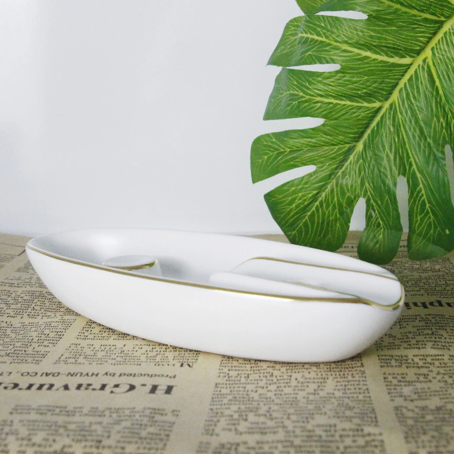 Ceramic Ashtray Custom Logo white Pocket Elegant Single Cigar Holder  For shop home Portable Boat Shape Design