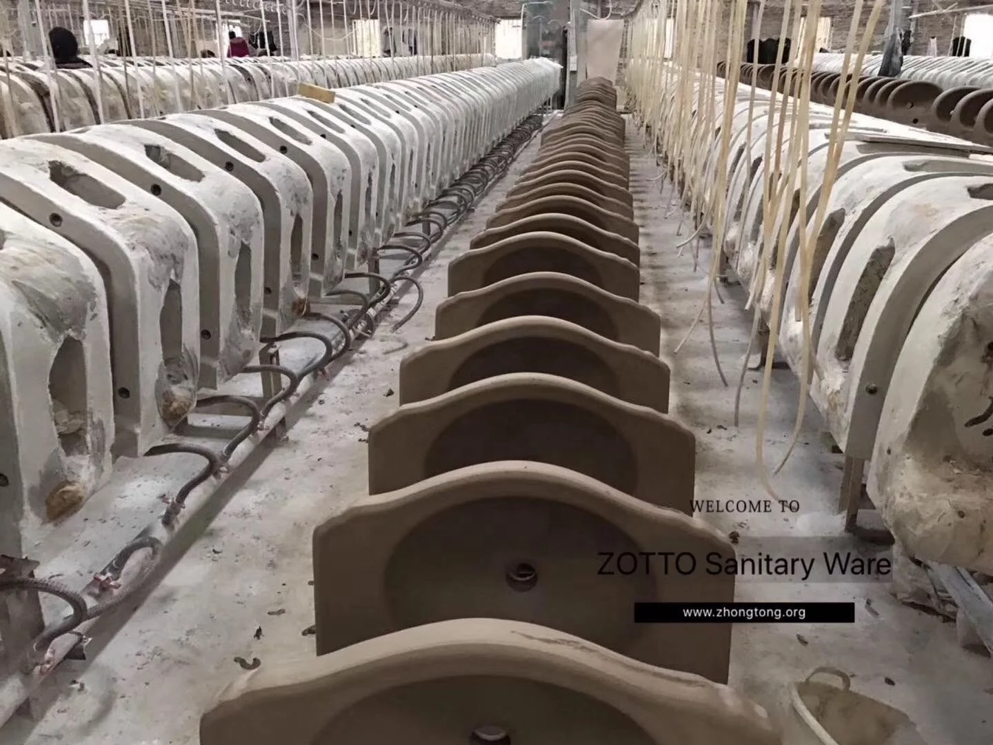 Low Price Single Hole Bathroom Sinks Cabinet Hand Wash Basin Ceramic Vanity Sink Cheap Counter Top Sink Bathroom Wash Basin