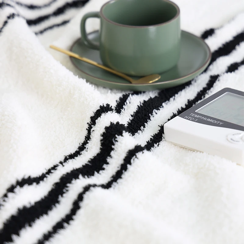 Hot Selling In Super Market Microfiber 100% Polyester  Blanket Fabric Super Soft Plush Custom Throw Blanket