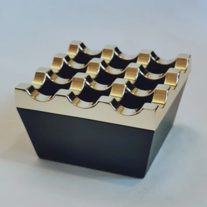 High quality wholesale Deluxe 9-hole ashtray covered ashtray metal windproof ashtray