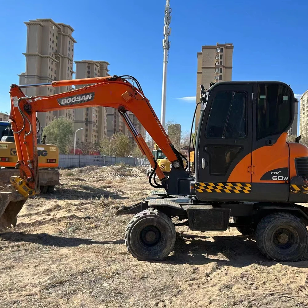 Cheap Price Original Machine 6 Ton Wheel Excavator Used Wheel Excavator Doosan DX60W For Sale