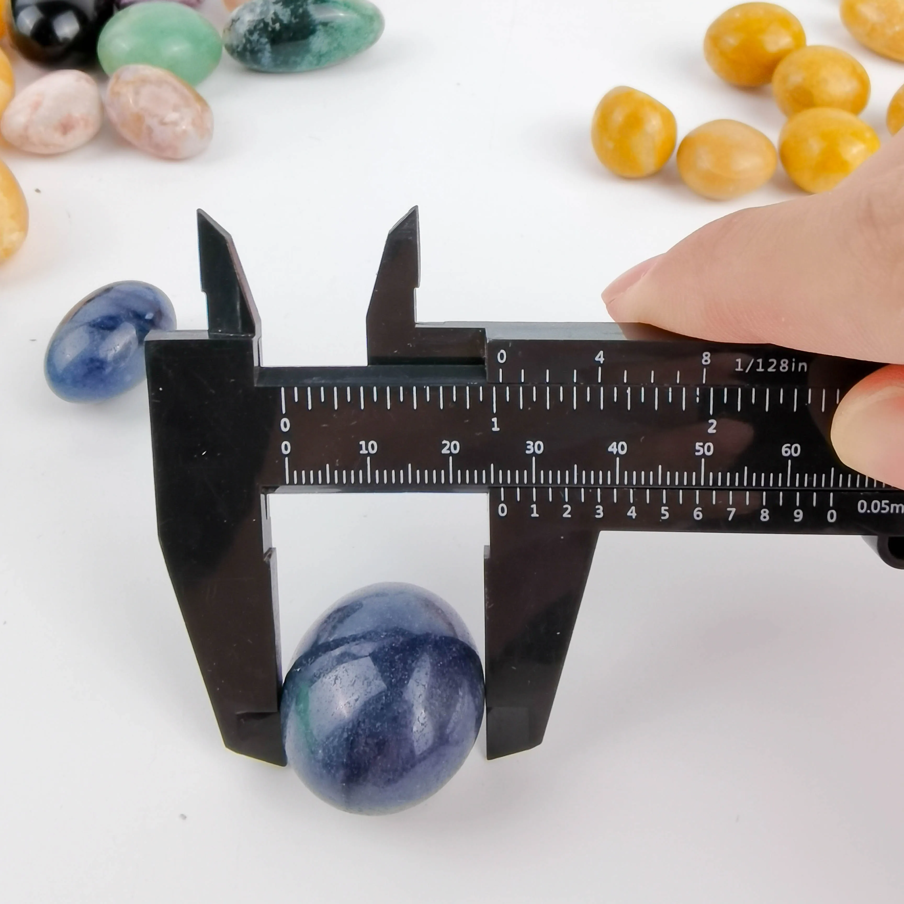 Tiktok Hot Sale Large-grained Natural Crystal Quartz Craft Polished Mixed Material Rolling Stone for Cure