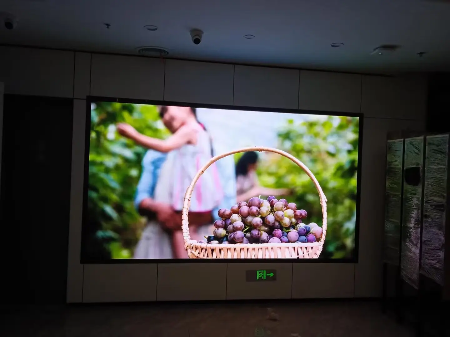 4K 8K Small Pixel Led Video Wall Panel High Refresh Rate P1.5 Led Display Screen with Standing Support for Filming/conference