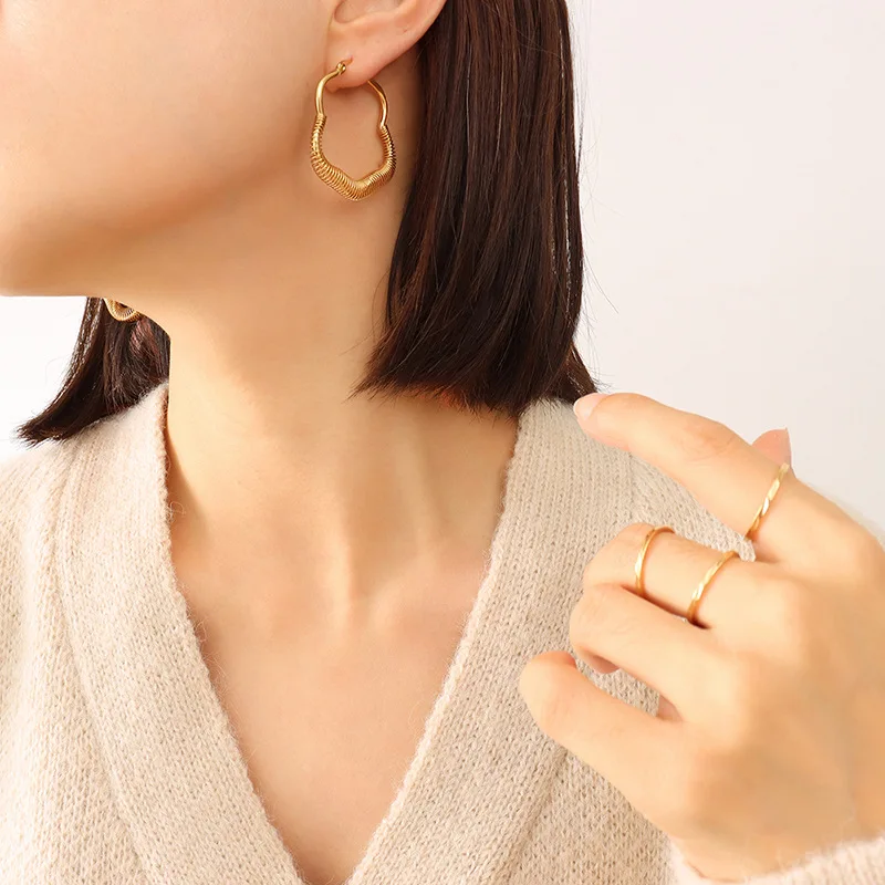 Wholesale Hollow Five Petal Flower Sweet Hoop Earring 18K PVD Gold Plated Stainless Simple Anti Allergic Earrings Cute Girls Gif