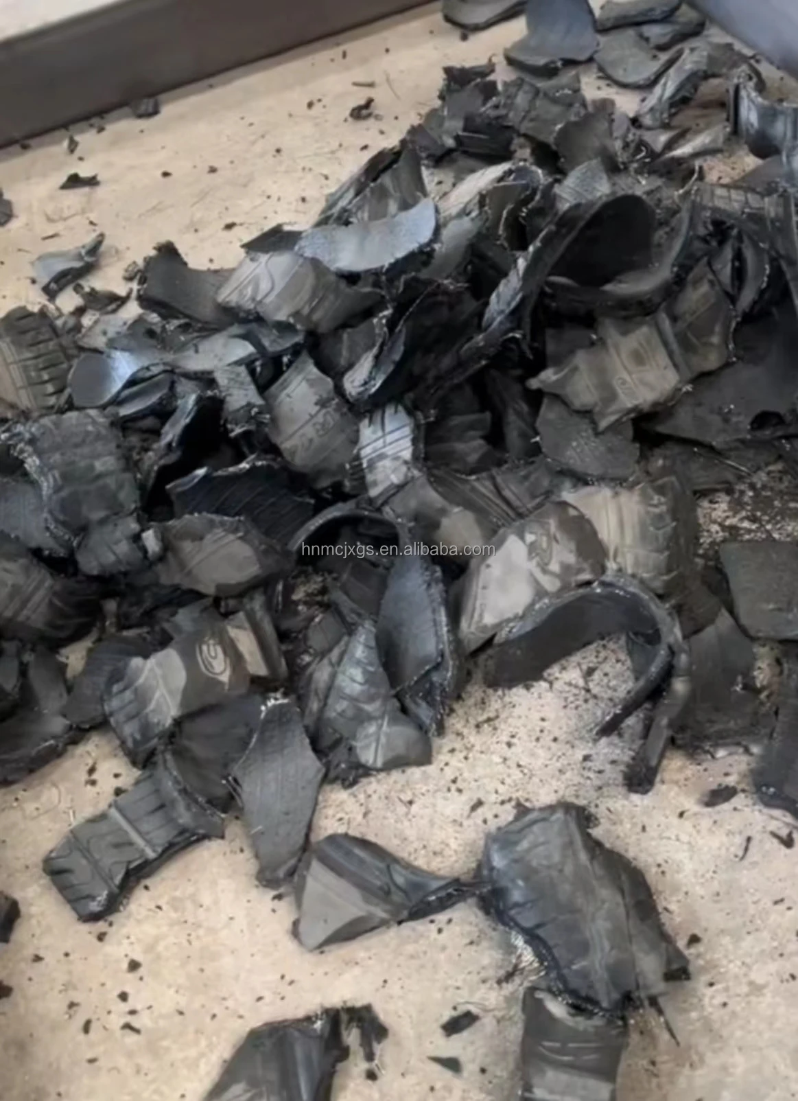 Waste rubber tire energy saving equipment for recycling old tires