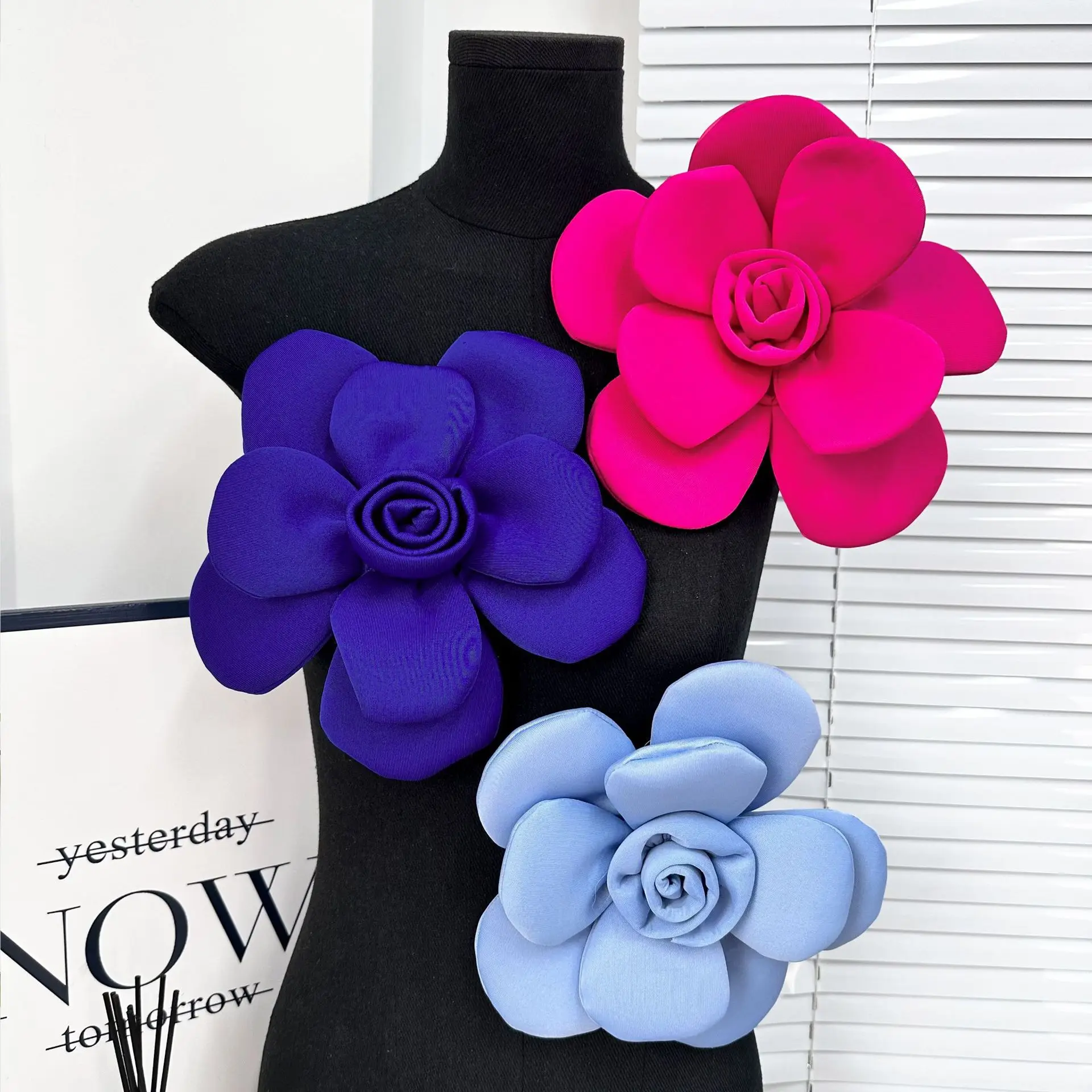 NEW ARRIVAL Elegant Oversized White/Black Fabric Floral Flower Brooches for Women Oversized Bright Red Flower Statement Pin 21cm