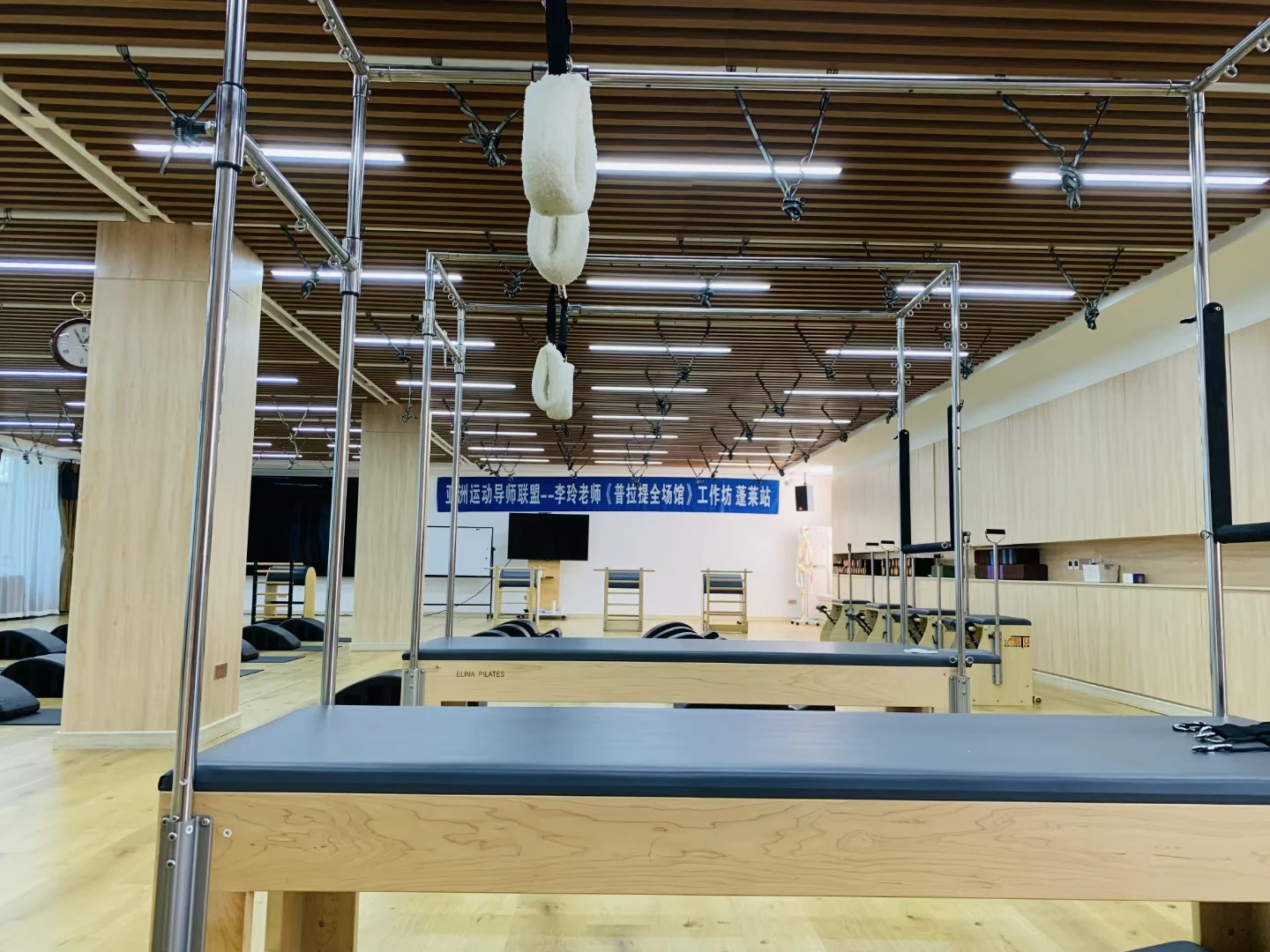 Aluminum/Wood Pilates Reformer with Half Trapeze Pilates Reformers with Tower Pilates Cadillac