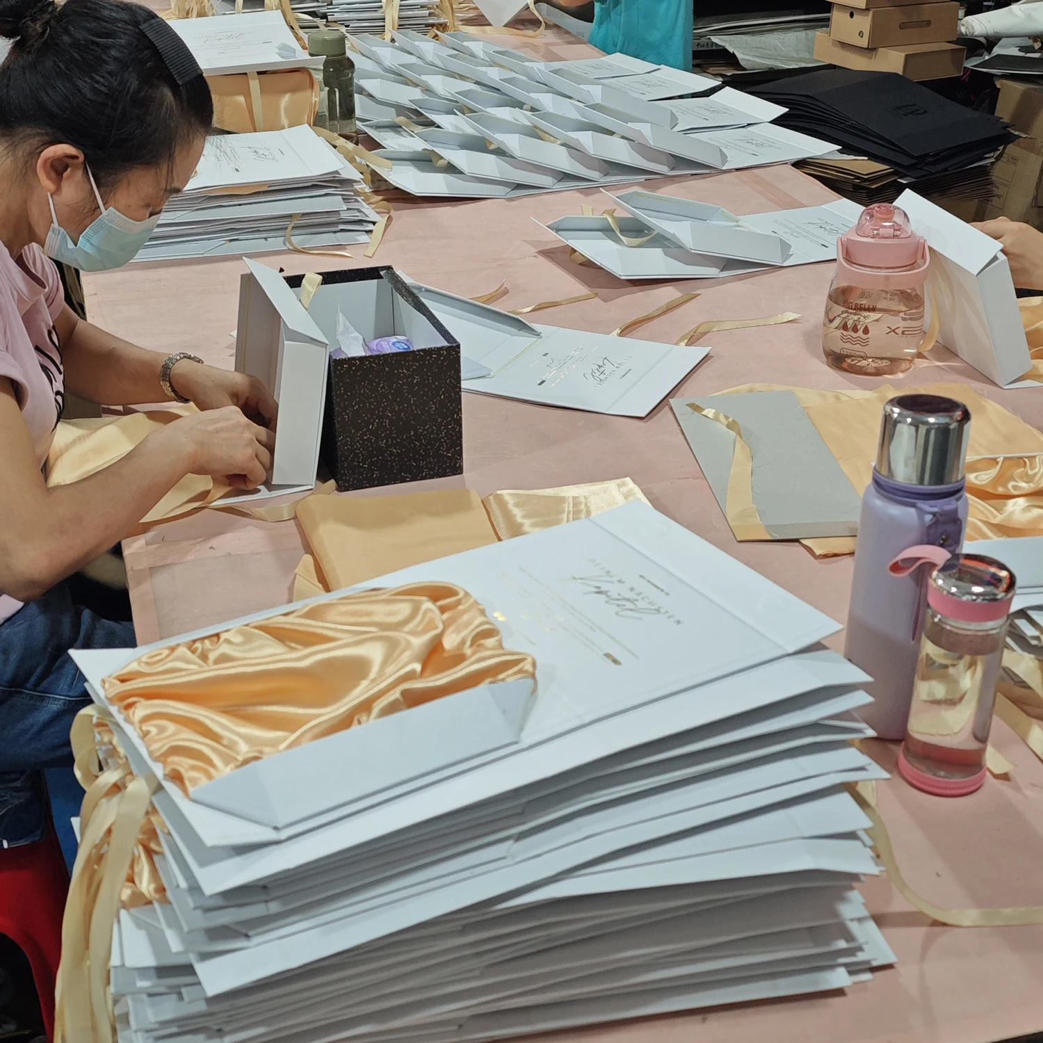 Luxury Satin Hair Ribbon Boxes Wig Packaging Folding Magnetic White Cardboard Gold Satin Lined Tie Gift Box