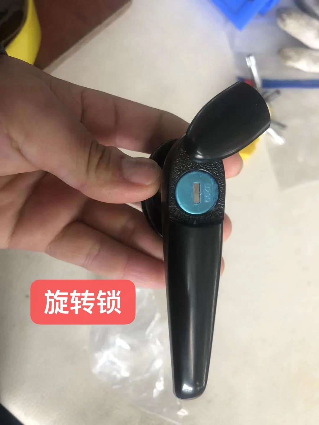 Wholesale Waterproof Aluminum Hard Retractable Manual Tonneau Covers Pickup Bed Cover For Nissan Navara NP300