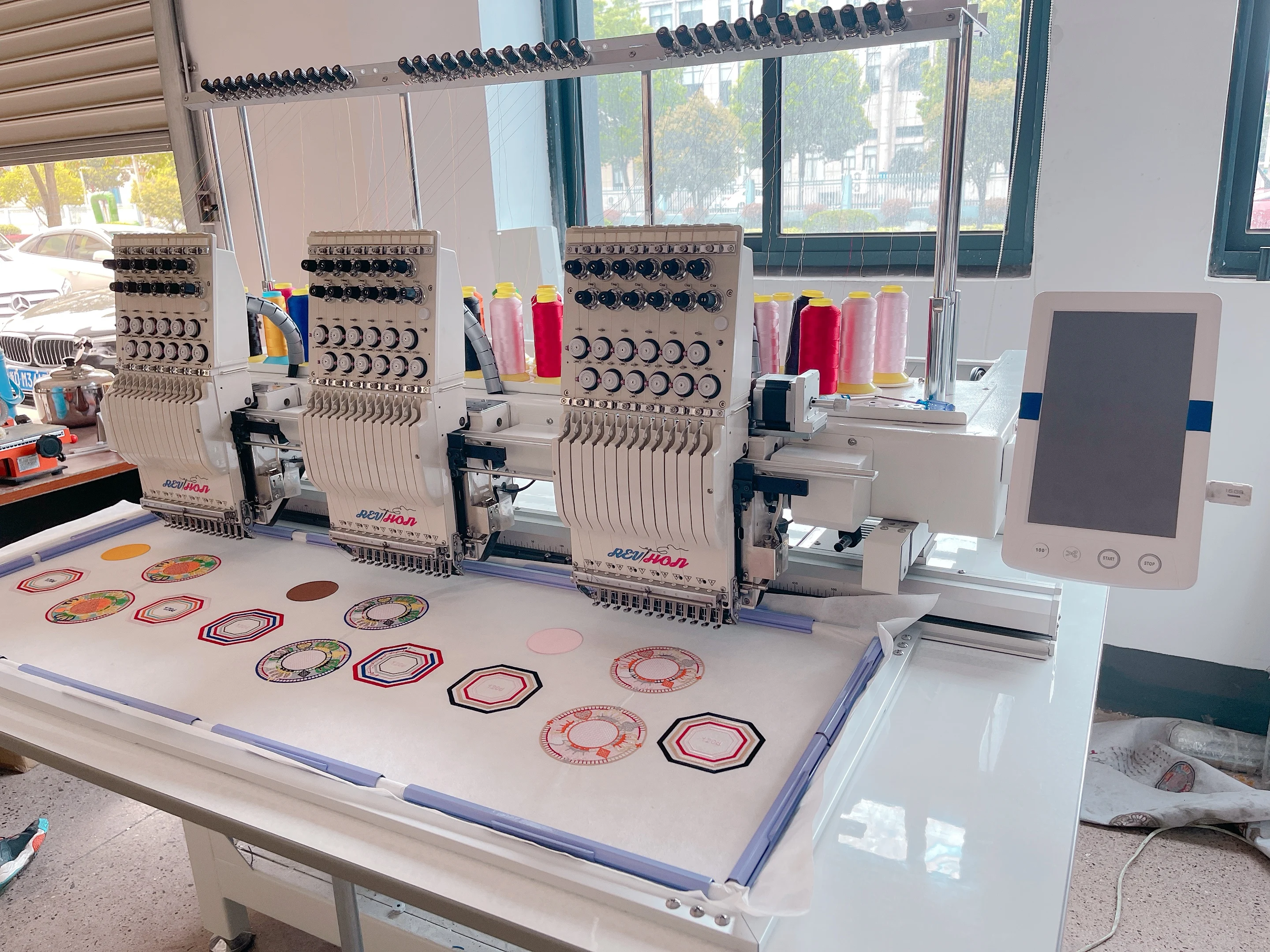 Professional QHM 3 head embroidery machine with 9/12/15needles